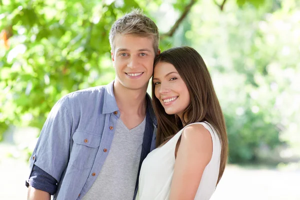 Feliz casal caucasiano ao ar livre — Fotografia de Stock