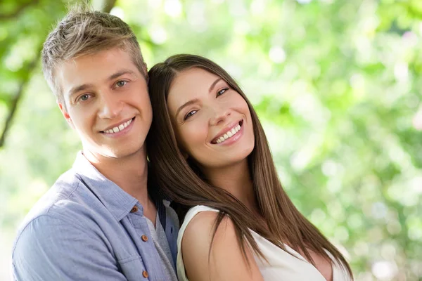 Feliz pareja caucásica al aire libre — Foto de Stock