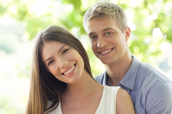 Feliz casal caucasiano ao ar livre — Fotografia de Stock