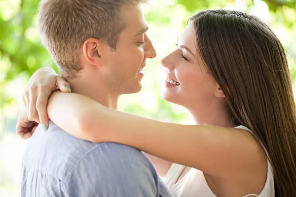 Kaukasisches Paar umarmt sich im Freien — Stockfoto