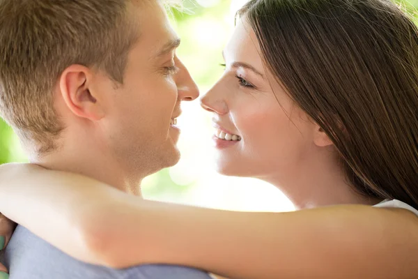 Caucásico pareja abrazándose al aire libre — Foto de Stock