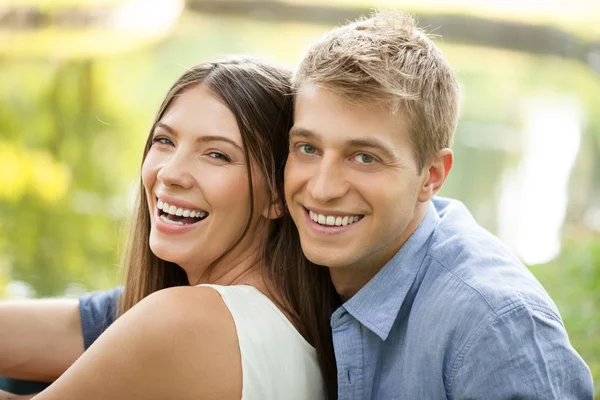 Retrato al aire libre de una pareja feliz — Foto de Stock