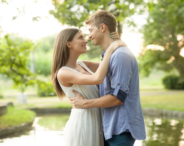 Romantique caucasien couple en plein air — Photo