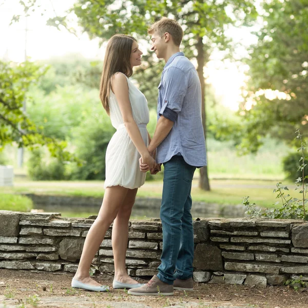 Romántica pareja caucásica sosteniendo las manos —  Fotos de Stock