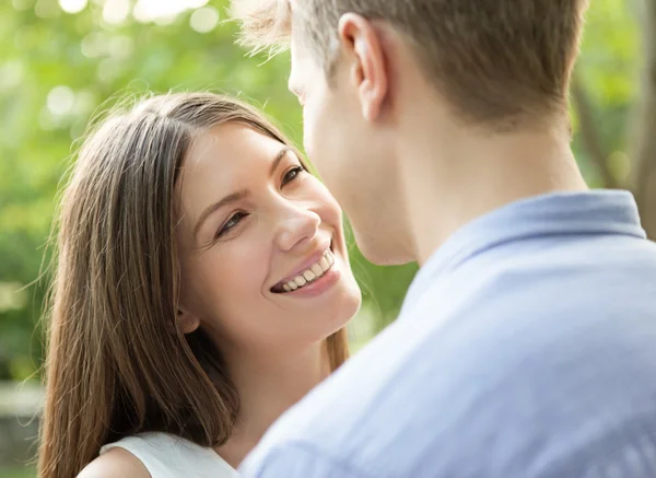 Romántica pareja caucásica al aire libre — Foto de Stock