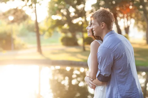 Tiro ao ar livre de um casal feliz — Fotografia de Stock