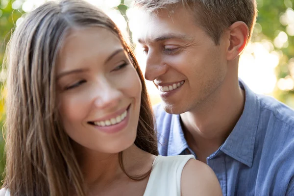 Felice coppia sorridente all'aperto — Foto Stock