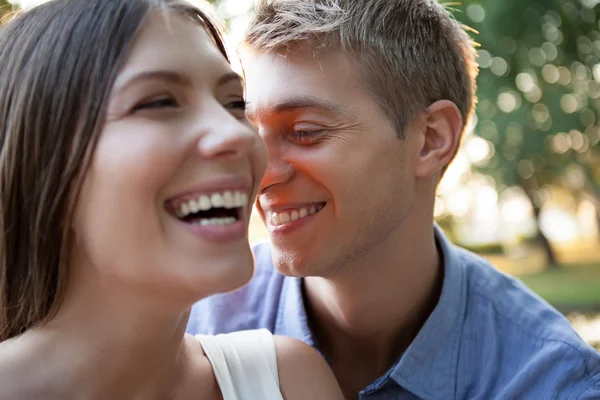 Couple heureux riant à l'extérieur — Photo