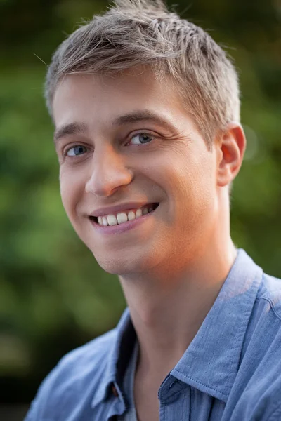 Portait de un hombre sonriente — Foto de Stock