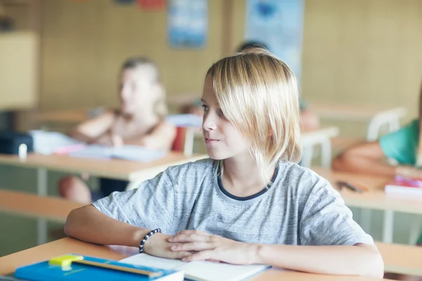 Blond Schoolboy na sala de aula — Fotografia de Stock