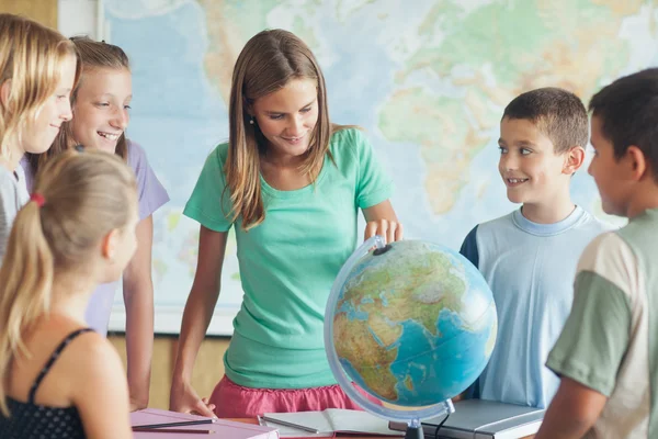 Skolbarn i en geografi lektion — Stockfoto