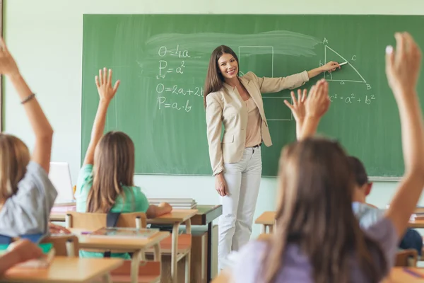 Studenten verhogen handen in een wiskunde-les — Stockfoto