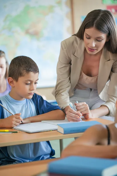 Insegnante aiutare uno studente — Foto Stock