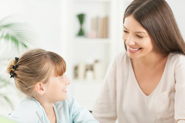 Lachende moeder en dochter — Stockfoto