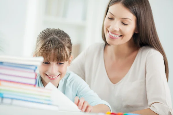 Mutter und Tochter machen gemeinsam Hausaufgaben — Stockfoto