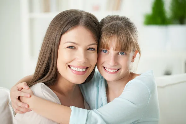 Mutter und Tochter umarmen — Stockfoto