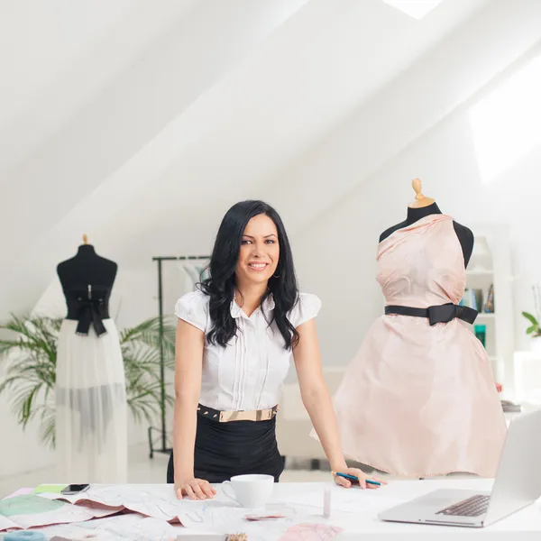 Modedesignerin in ihrem Atelier — Stockfoto