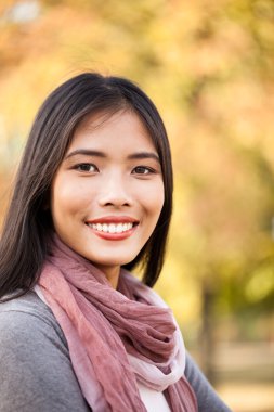 güzel genç Asyalı kadın açık havada