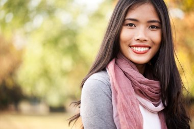 güzel genç Asyalı kadın açık havada