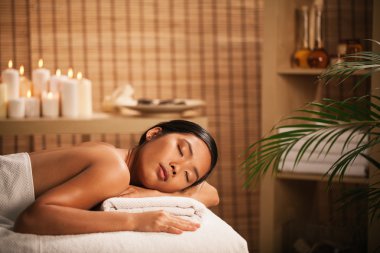 bir masaj için bekleyen kadın