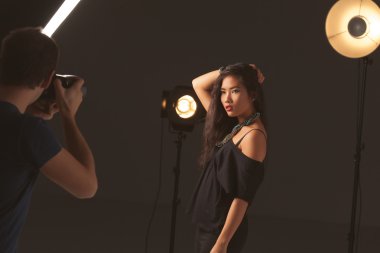 fotoğrafçı ve modeli