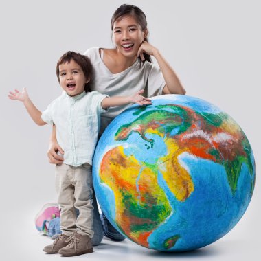 mère et fils d'apprentissage sur la planète Terre