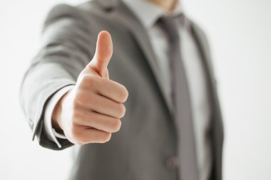 İşadamı başparmaklarını gösteriyor