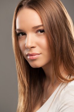 Güzel genç kadının portresi