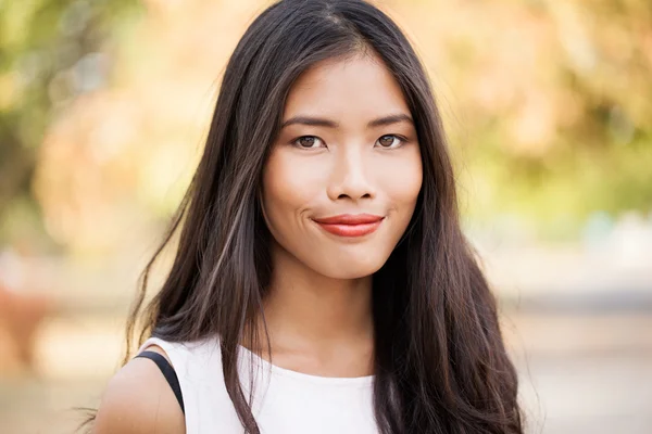 Glimlachend Aziatische vrouw buitenshuis — Stockfoto