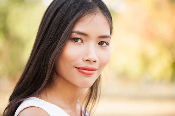 Glimlachend Aziatische vrouw buitenshuis — Stockfoto