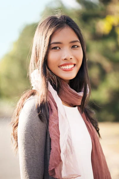 Mooie jonge Aziatische vrouw buitenshuis — Stockfoto