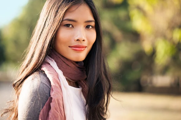 Bella giovane donna asiatica all'aperto — Foto Stock