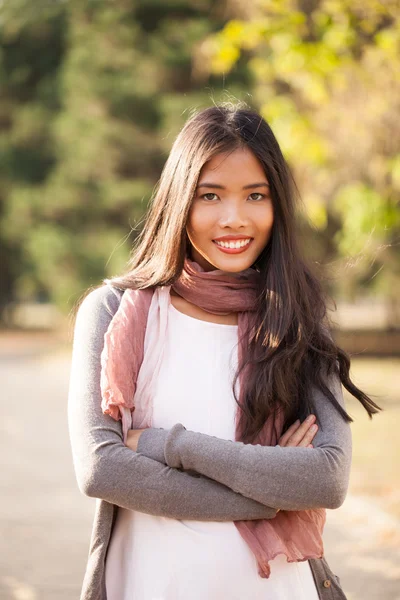 Bella giovane donna asiatica all'aperto — Foto Stock