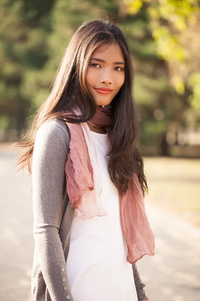 Schöne junge asiatische Frau im Freien — Stockfoto