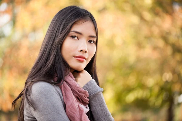 Schöne junge asiatische Frau im Freien — Stockfoto