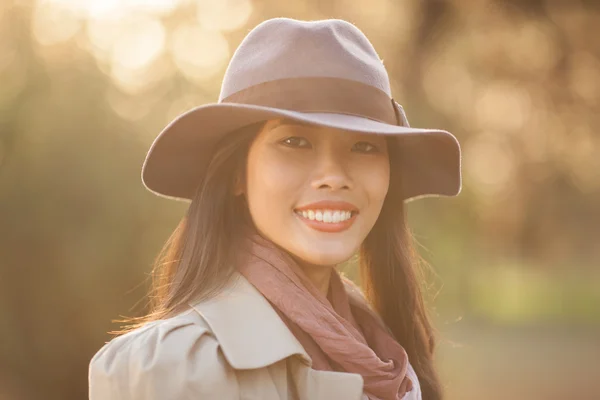 Asiatisk kvinna med en hatt — 图库照片