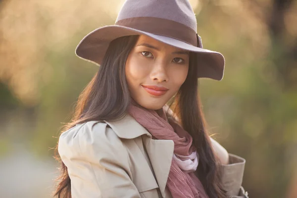 Elegante asiatische Frau im Freien — Stockfoto