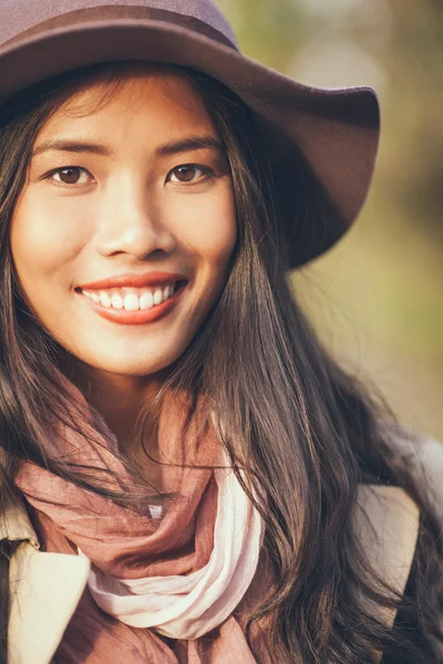 Elegante Aziatische vrouw buitenshuis — Stockfoto