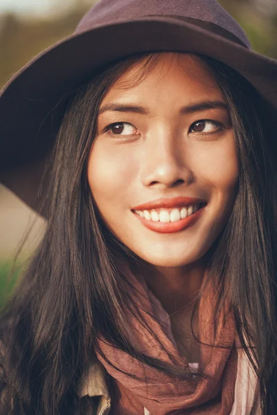 Elegant asiatisk kvinna utomhus — Stockfoto
