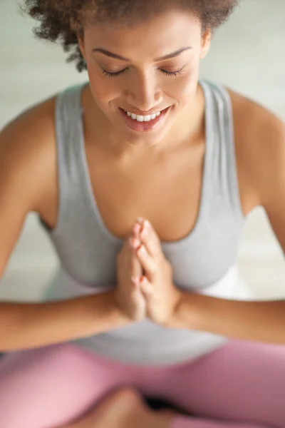 Yoga yaparken genç Afrikalı kadın