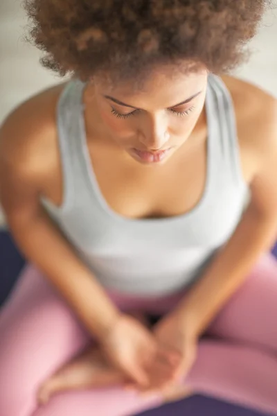 Giovane donna africana che fa yoga — Foto Stock