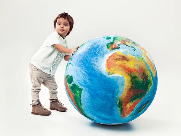 Мальчик и планета Земля — стоковое фото