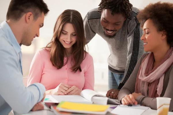 Gruppo multietnico di studenti universitari che studiano insieme — Foto Stock