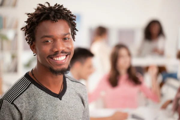 Estudante da Faculdade Africana sorridente — Fotografia de Stock