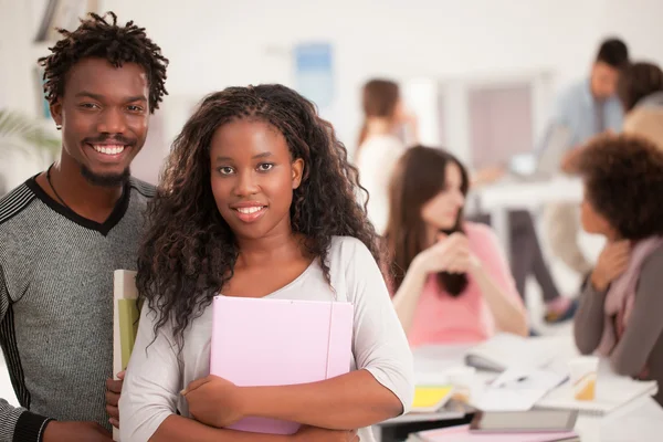 Studenti universitari africani sorridenti — Foto Stock