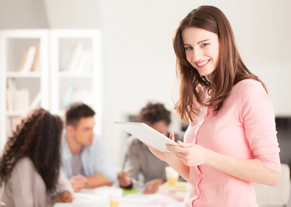 Sorridente studente universitario con una tavoletta — Foto Stock