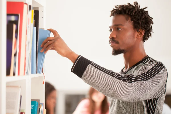 Uomo africano in biblioteca — Foto Stock