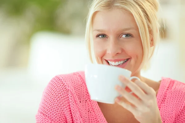 Donna sorridente che beve tè — Foto Stock