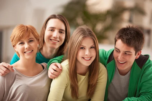 Gruppe von Jugendlichen lächelt — Stockfoto