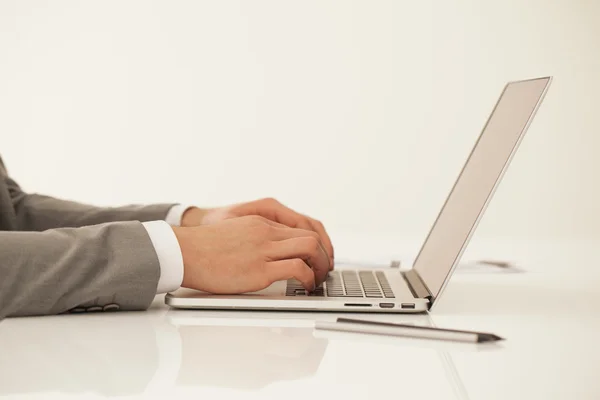 Businessman 's Hands Typing — стоковое фото